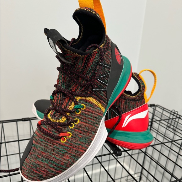 Basketball shoes